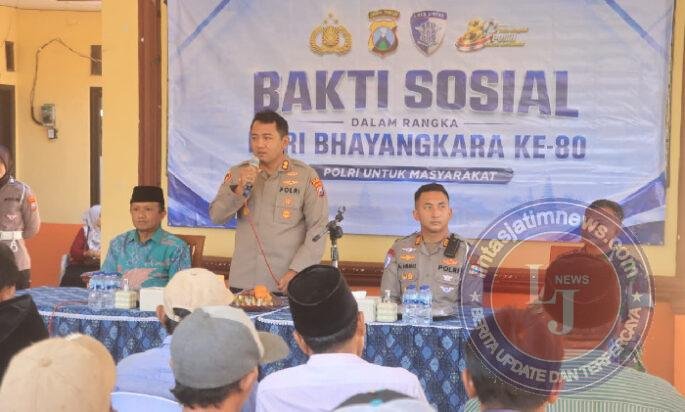 Hari Bhayangkara ke -80, Polres Probolinggo Salurkan Bantuan Alat Pertanian dan Droping 10 Ribu Liter Air Bersih di Banyuanyar