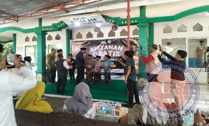Peduli Warga, Babinsa Sine Ngawi Hadiri Khitanan dan Pengobatan Gratis, Warga Sambut Antusias