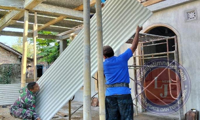 Jalin Kedekatan Dengan Warga, Babinsa Kodim Ponorogo Bantu Perbaiki Rumah