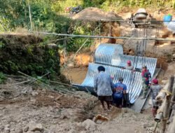 Semangat Gotong Royong Babinsa Dan Warga Bangun Jembatan Aramco di Nawangan