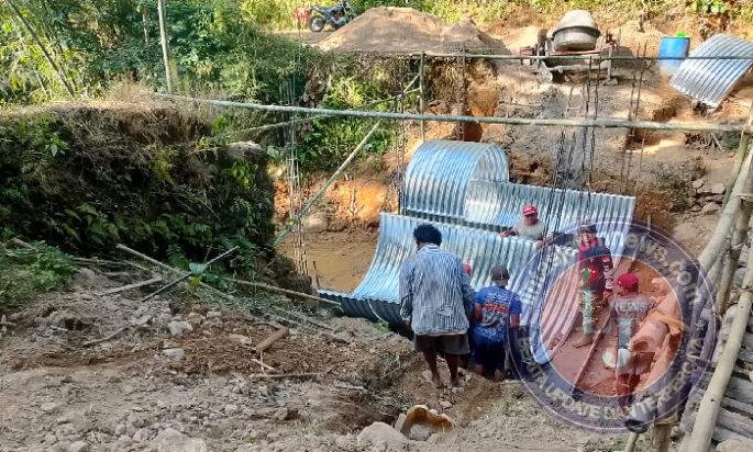Semangat Gotong Royong Babinsa Dan Warga Bangun Jembatan Aramco di Nawangan