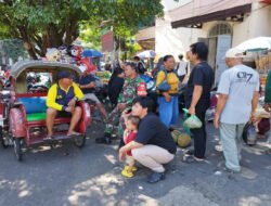 Tak Sekadar Patroli, Babinsa Sudiroprajan Rangkul Warga Pasar Gede Lewat Ngobrol Santai