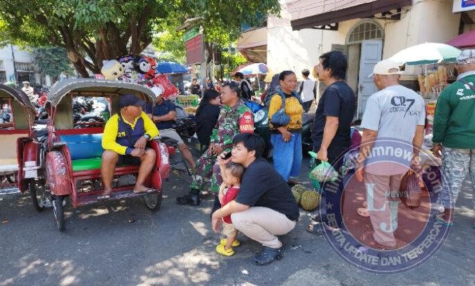 Tak Sekadar Patroli, Babinsa Sudiroprajan Rangkul Warga Pasar Gede Lewat Ngobrol Santai