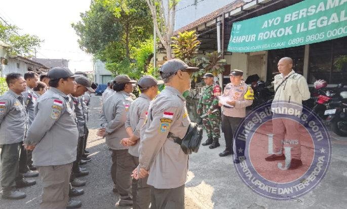Perkuat Disiplin & Kesiapsiagaan, Babinsa-Bhabinkamtibmas Latih PBB Satlinmas Nusukan