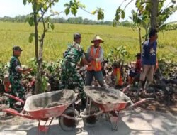 Salut! Babinsa Guworejo Ikut Angkat Batu Demi Talud Irigasi Warga Desa Puro