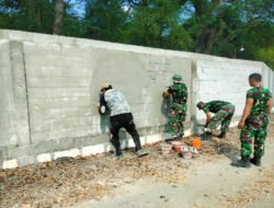 Babinsa Koramil Karangjati Gotong Royong Bersihkan Lingkungan dan Bantu Pembangunan Tembok Pembatas Makam