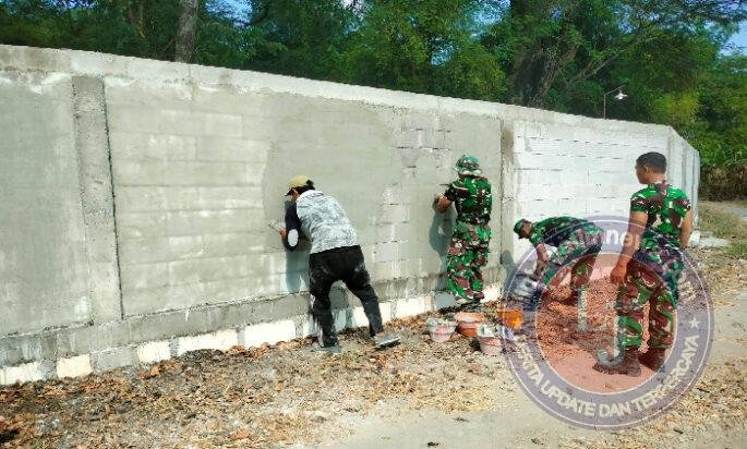 Babinsa Koramil Karangjati Gotong Royong Bersihkan Lingkungan dan Bantu Pembangunan Tembok Pembatas Makam