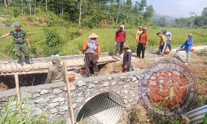 TNI dan Masyarakat Kejar Target Pembangunan Jembatan Garuda Tahap V di Ponorogo