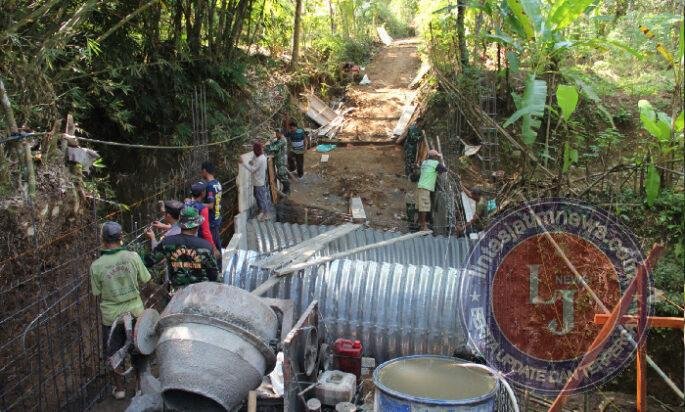 Kodim 0806/Trenggalek Bangun Jembatan Armco, Perkuat Akses Desa Tegaren-Dermosari