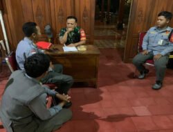Gandeng Linmas, Piket Koramil 04/Jebres Patroli Malam Sebagai Langkah Preventif Guna Menjaga Kondusif Wilayah
