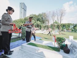 Polda Jatim Ziarah dan Tabur Bunga di TMP, Kenang Jasa Pahlawan Jelang Hari Bhayangkara ke-80