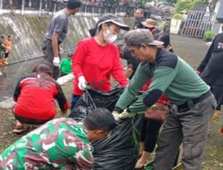 TNI Hadir untuk Rakyat : Babinsa Gilingan Bersama Warga Kompak Bersihkan Lingkungan
