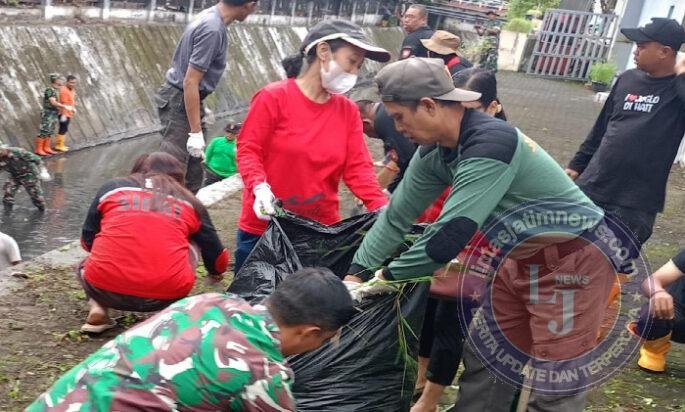 TNI Hadir untuk Rakyat : Babinsa Gilingan Bersama Warga Kompak Bersihkan Lingkungan