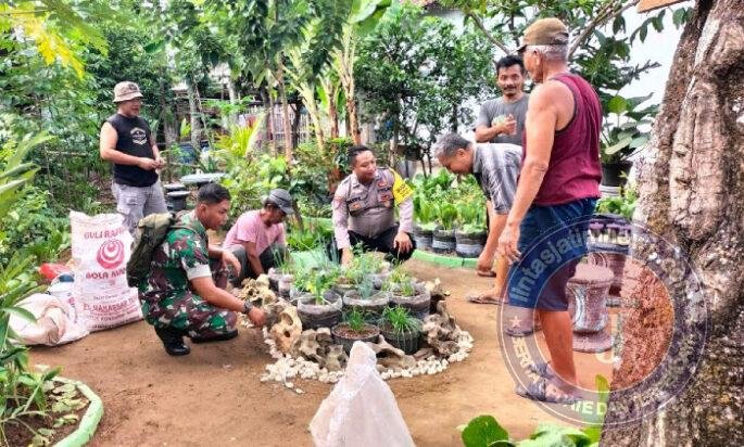 Sinergi TNI-Polri dan Warga Jaga Kebersihan Taman Kelurahan Surodakan