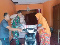 Pastikan Pupuk Subsidi Tepat Sasaran, Babinsa Gunungsari Turun Langsung Dampingi Penyaluran kepada Petani
