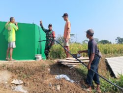 Peduli Air Bagi Warga, Babinsa Ngrambe Gotong Royong Bangun Pipanisasi Dari Mata Air Lodolo
