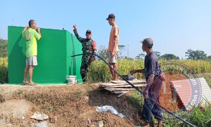 Peduli Air Bagi Warga, Babinsa Ngrambe Gotong Royong Bangun Pipanisasi Dari Mata Air Lodolo