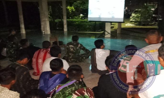 Anggota TNI Kodim 0725/Sragen Bersama Masyarakat Nobar Piala Dunia di desa dawung