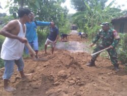 Gotong Royong Bangun Akses Desa, Babinsa dan Warga Kedungbanteng Perbaiki Jalan Demi Kenyamanan Bersama