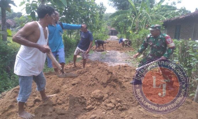 Gotong Royong Bangun Akses Desa, Babinsa dan Warga Kedungbanteng Perbaiki Jalan Demi Kenyamanan Bersama