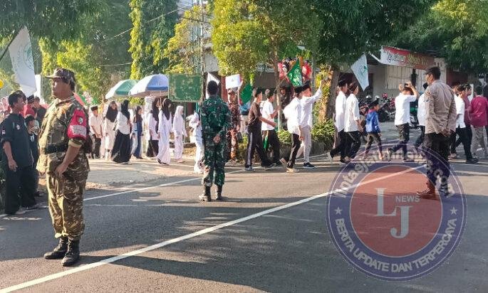 Pastikan Kondusif, Babinsa Koramil Ngrambe dan Bhabinkamtibmas Amankan Jalan Sehat dan Pawai Ta’aruf Tahun Baru Hijriah 1448 H