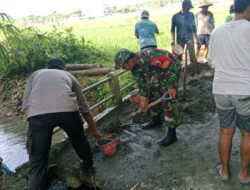 Gotong Royong Perbaikan Jembatan, TNI-Polri dan Warga Perkuat Kebersamaan di Trenggalek