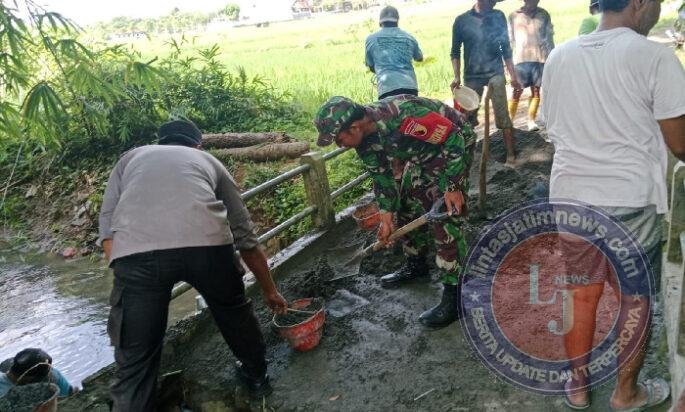 Gotong Royong Perbaikan Jembatan, TNI-Polri dan Warga Perkuat Kebersamaan di Trenggalek