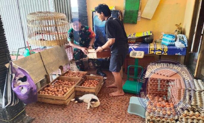 Sapa Pelaku UMKM, Babinsa Nglames Dengarkan Langsung Aspirasi Pedagang Telur Ayam