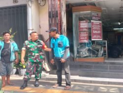 Sambil Menyelam Minum Air, Sambangi Warga Babinsa Kemlayan Ngobrol Santai Dengan Juru Parkir