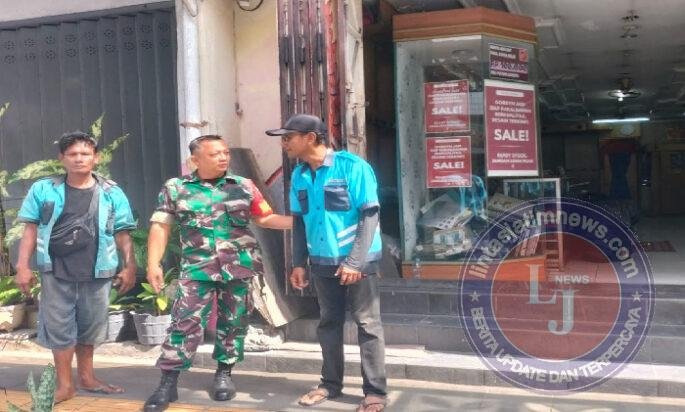 Sambil Menyelam Minum Air, Sambangi Warga Babinsa Kemlayan Ngobrol Santai Dengan Juru Parkir