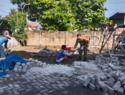 Bahu Membahu di Halaman Masjid, Babinsa dan Warga Sirapan Wujudkan Tempat Ibadah yang Lebih Nyaman