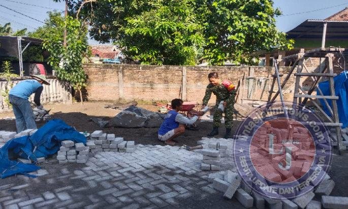 Bahu Membahu di Halaman Masjid, Babinsa dan Warga Sirapan Wujudkan Tempat Ibadah yang Lebih Nyaman