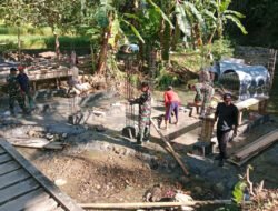 Gotong Royong Bangun Jembatan Armco, TNI Permudah Akses Warga Suruh