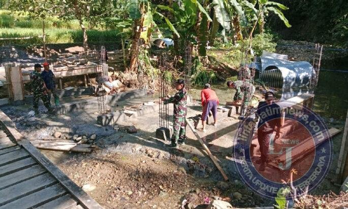 Gotong Royong Bangun Jembatan Armco, TNI Permudah Akses Warga Suruh