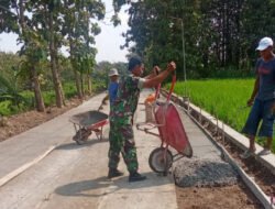 Babinsa Terjun ke Lokasi Cor Jalan, Wujudkan Akses Desa yang Lebih Baik