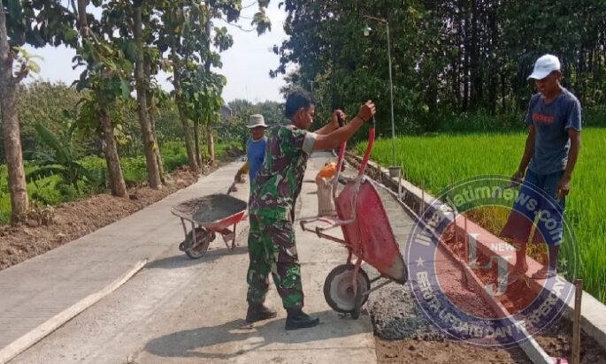 Babinsa Terjun ke Lokasi Cor Jalan, Wujudkan Akses Desa yang Lebih Baik