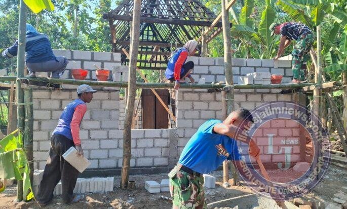 Dengan Sistem ‘JAGUL’ Rumah Mise i Direhab Anggota TNI bersama Warga