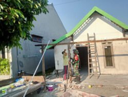 Gotong Royong Bangkitkan Harapan, Babinsa dan Warga Sumbergandu Bantu Benahi Rumah Lansia