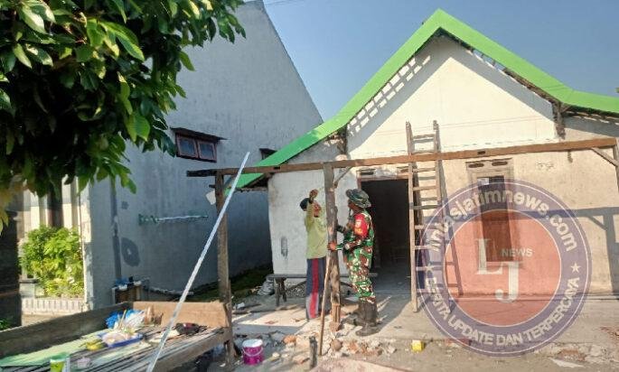 Gotong Royong Bangkitkan Harapan, Babinsa dan Warga Sumbergandu Bantu Benahi Rumah Lansia