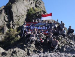 Polres Blitar bersama Komunitas Pecinta Alam Peringati Hari Bhayangkara ke-80 di Gunung Kelud