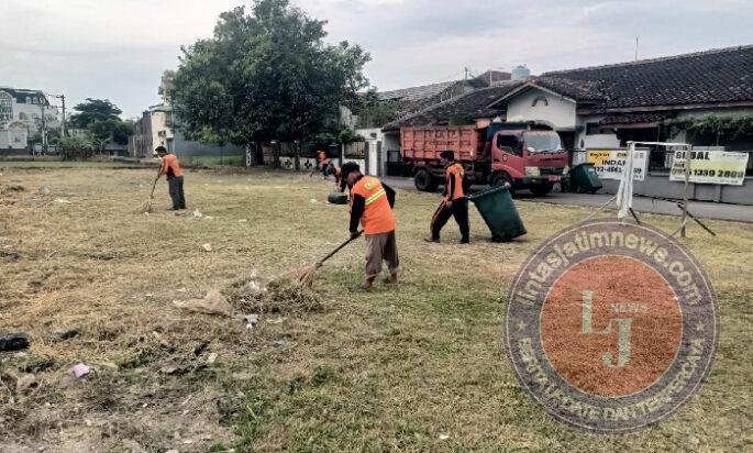 Keren..!! Babinsa Sumber Bersama DLH Surakarta Sulap Lahan Kosong Jadi Ruang Hijau