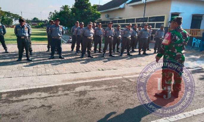 Perkuat Kesiapsiagaan Lingkungan, Babinsa Winongo Bekali Linmas Jaga Keamanan Wilayah