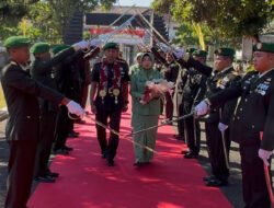 Suasana Haru Saat Tradisi Pedang Pora Pisah Sambut Dandim 0801/Pacitan