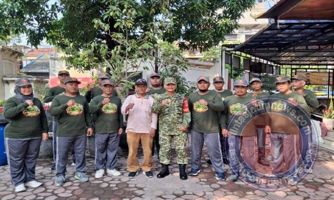 Wujudkan Linmas Tangguh, Babinsa Kepatihan Wetan Gembleng Pelatihan Fisik Dan PBB