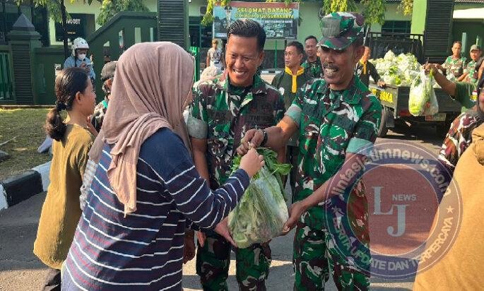 Jum’at Berkah, Kodim 0735/Surakarta Bersama Kepolisian Dan FKPPI Berbagi Sayuran Kepada Masyarakat