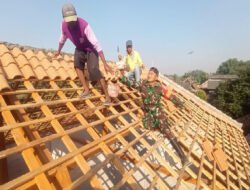Di Atas Atap Rumah Warga, Babinsa Muneng Wujudkan Semangat Gotong Royong