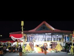 Jaga Keamanan dan Kelancaran, Babinsa Koramil 01/Ngawi Kota Amankan Jamasan dan Kirab Pusaka Hari Jadi Ngawi ke-668