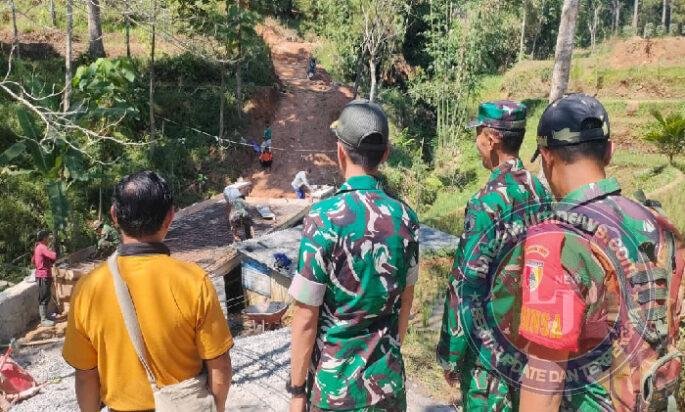 Tinjau 2 Lokasi Jembatan Di Nawangan, Dandim 0801/Pacitan Terus Tingkatkan Perekonomian Wilayah