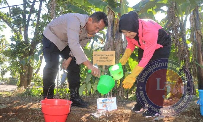 Peduli Lingkungan, Polres Probolinggo Tanam Puluhan Pohon Kado Hari Bhayangkara ke – 80