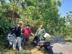 Babinsa Simo Sambangi Pencari Rumput, Bangun Kedekatan dengan Warga